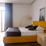 Amh מלון